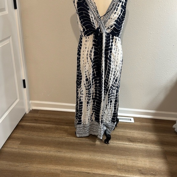 ? Dresses & Skirts - Signature by Sangria Black and White V-Neck Maxi Sundress